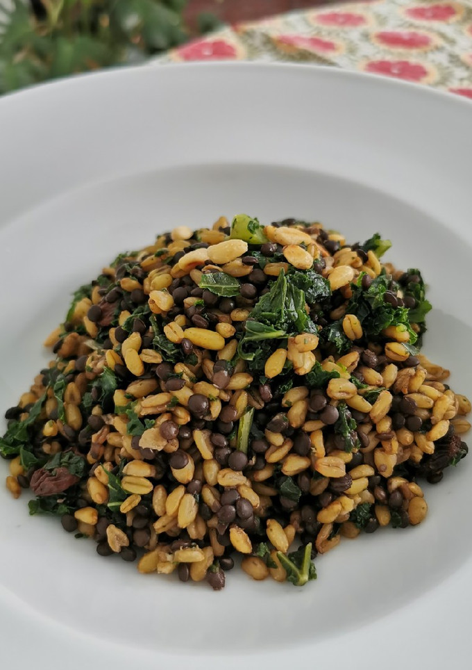 Una foto de Falso pilaf de freekeh con lentejas beluga