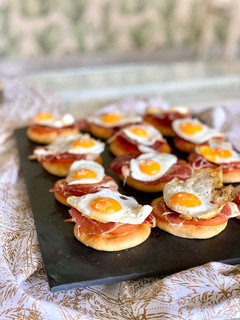 Foto principal de Canapés navideños de ibérico y huevo de codorniz