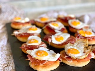 Canapés navideños de ibérico y huevo de codorniz