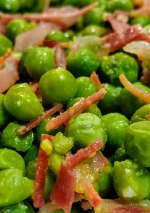 Una foto de GUISANTES al Ajillo con Jamón Serrano🥩 y Lomo Embuchado...!