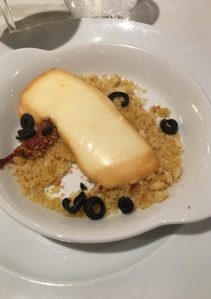 Una foto de Queso provolone, con crumble salado😋