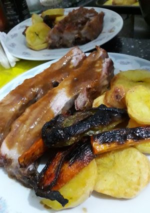 Una foto de Costillas de cerdo a la BBQ con verduras asadas
