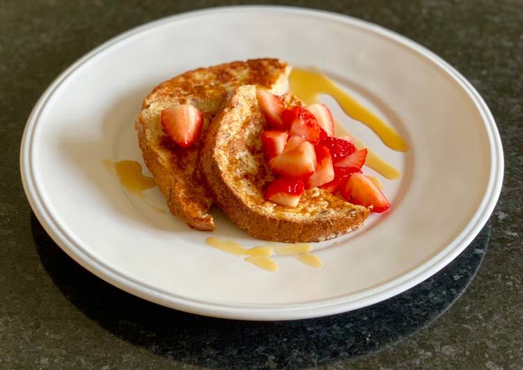 Eggy bread with strawberries and maple syrup