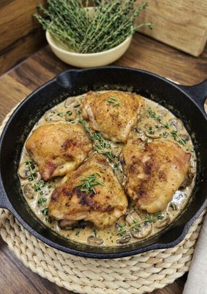 Fehérboros csirkepörkölt kakukkfűvel és gombával recept fotója