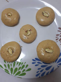 કેસર પેંડા (Kesar Peda Recipe In Gujarati) રેસીપી મુખ્ય ફોટો
