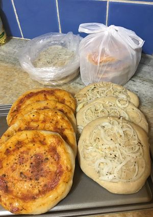 Una foto de Pizzetas individuales c humo líquido y harina pureza pizza 🍕