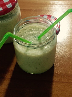 Una foto de Batido de piña y kiwi con avena