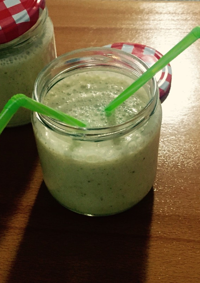 Una foto de Batido de piña y kiwi con avena