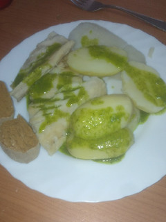 Una foto de Sancocho canario con mojo verde y pella de gofio