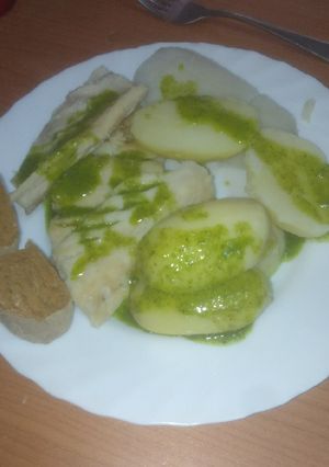 Una foto de Sancocho canario con mojo verde y pella de gofio