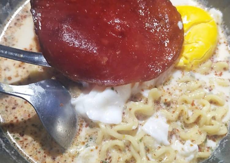 Resep Indomie kuah susu smoked beef simpel gurih bgt😚 yang Lezat Sekali