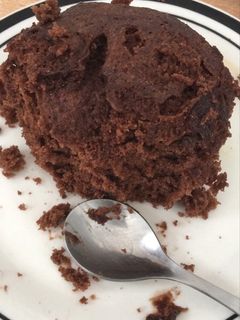 Una foto de Mug cake de chocolate (torta en vaso)