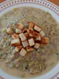 Lauch-Käse-Suppe mit Hackfleisch und Croutons