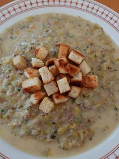 Lauch-Käse-Suppe mit Hackfleisch und Croutons Rezepthauptbild