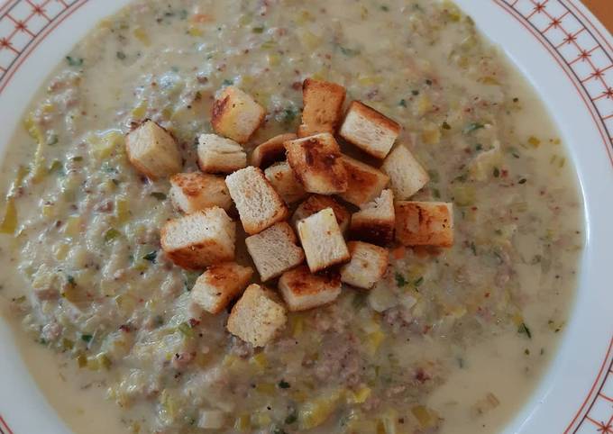 Lauch-Käse-Suppe mit Hackfleisch und Croutons