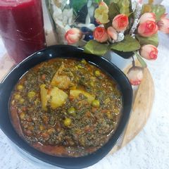 Potato 🥔spinach carrot 🥕green peas curry A picture of Potato 🥔spinach carrot 🥕green peas curry.