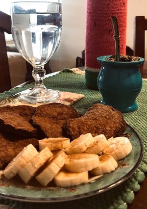 Una foto de Pancakes de banana y cacao 🍌🍫