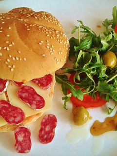 Una foto de Bocadillo de queso y fuet