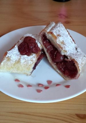 Meggyes-pudingos rétes leveles tésztából recept fotója
