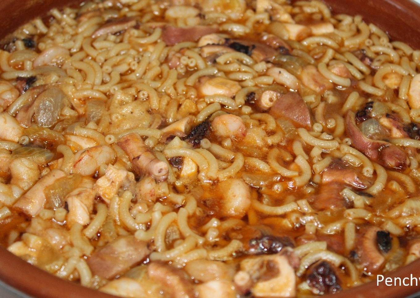 Fideúa de pulpo de roqueo y gambas