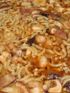 Una foto de Fideúa de pulpo de roqueo y gambas