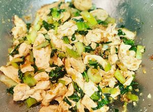 Une photo de Poulet et Pak Choï au wok