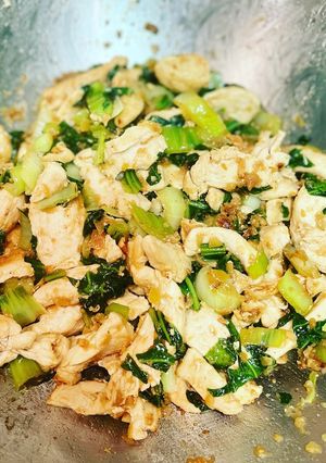 Une photo de Poulet et Pak Choï au wok