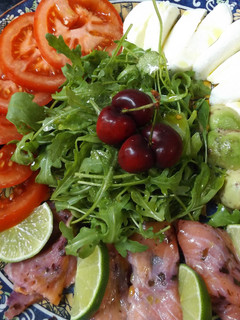 Una foto de Ensalada de salmón ahumado con alga nori