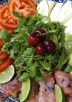 Una foto de Ensalada de salmón ahumado con alga nori