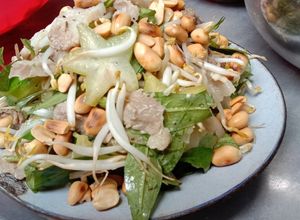 Hình của món Nộm thịt heo, giá đỗ, rau răm.