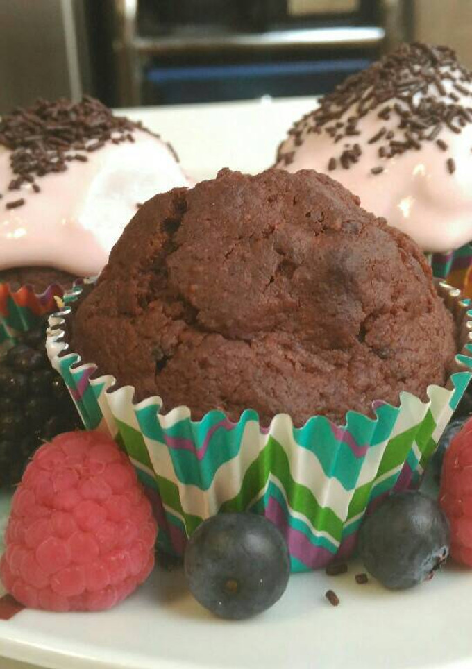 Una foto de Muffins de remolacha y cacao con frosting ligero de requesón