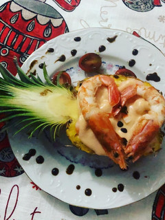 Una foto de Cóctel de marisco en piña