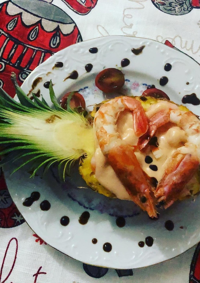 Una foto de Cóctel de marisco en piña