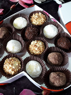 Una foto de Trufas de chocolate blanco, limón y leche condensada
