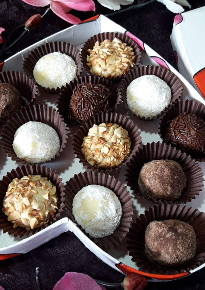 Una foto de Trufas de chocolate blanco, limón y leche condensada