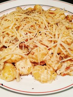 Una foto de Ñoquis a la carbonara