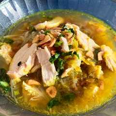 A picture of Soto kudus ayam.