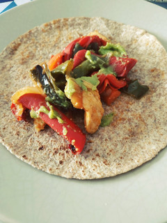 Una foto de Fajitas integrales de pollo y verduras