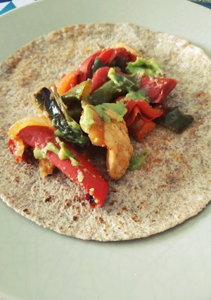 Una foto de Fajitas integrales de pollo y verduras