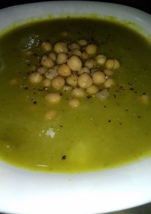 Una foto de Sopa de puerros y garbanzos