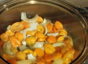 Una foto de Chiles habaneros curtidos
