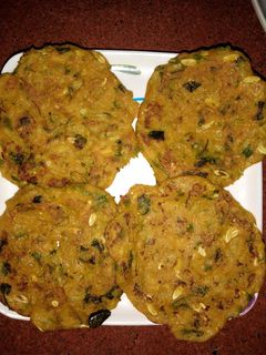 काकडीचे तिखट पॅनकेक (kakdiche pancake recipe in marathi) रेसिपी चे मुख्य फोटो