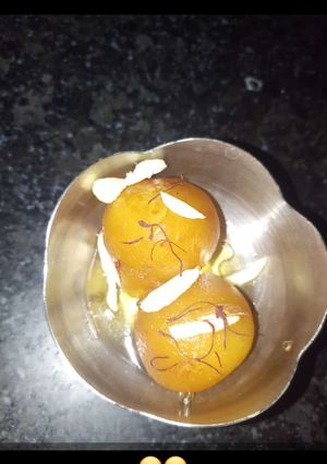 A picture of Gulab jamun.