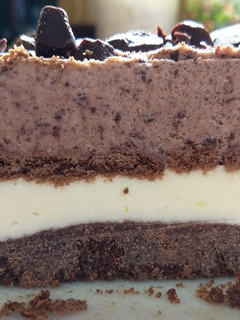 Una foto de Torta helada de chocolate y limón