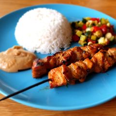 A picture of Chicken satay with peanut sauce.