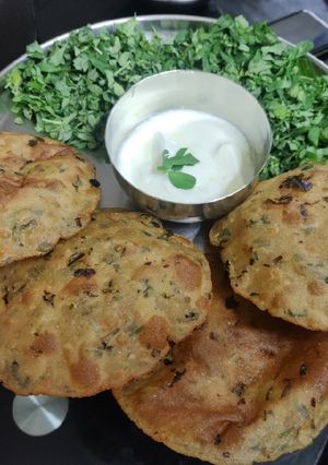 A picture of Juwar atta and methi green garlic puri.