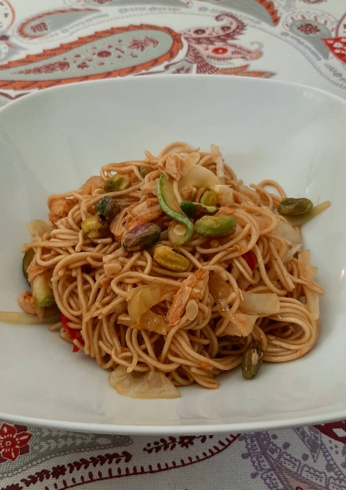Una foto de Fideos de arroz con verduras