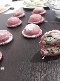 Una foto de Sorrentino en masa remolacha relleno de ricota y verduras
