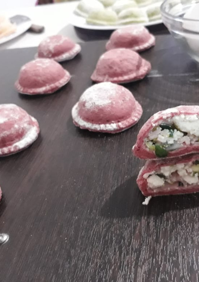 Una foto de Sorrentino en masa remolacha relleno de ricota y verduras