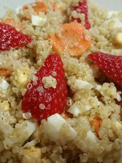 Una foto de Ensalada de quinoa y fresas